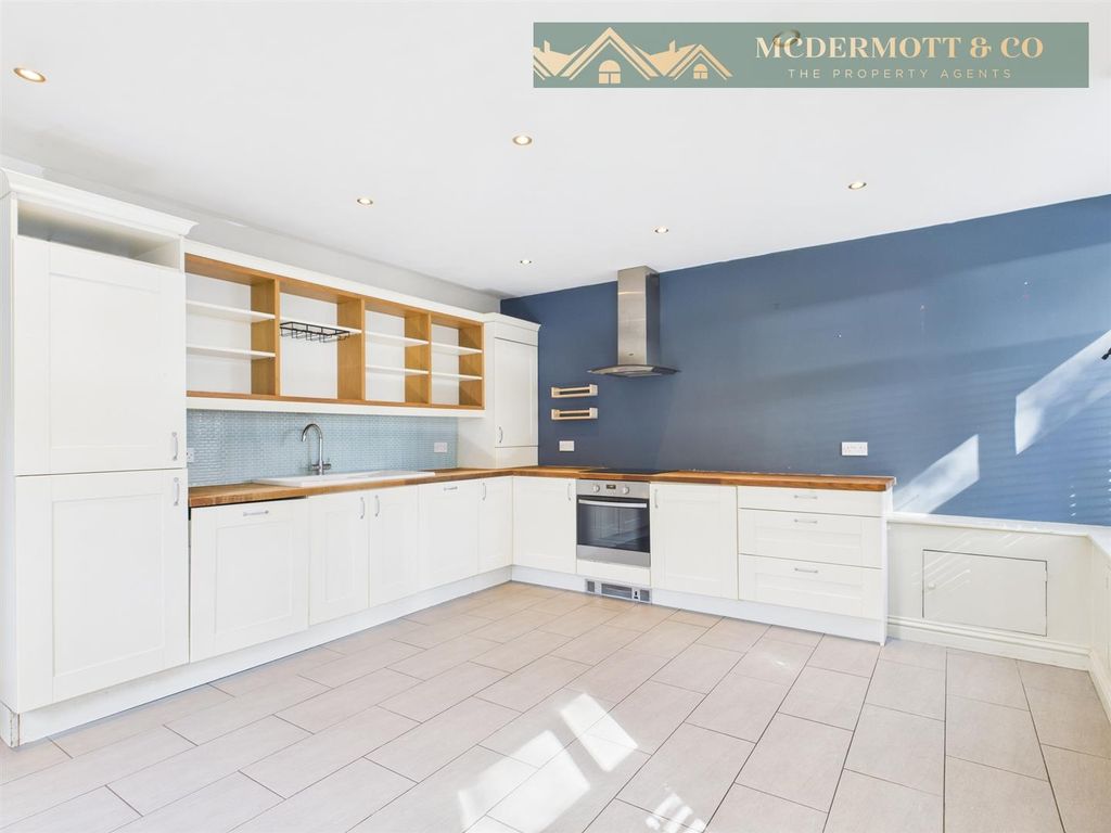 Property photo 3 of 19 Kitchen