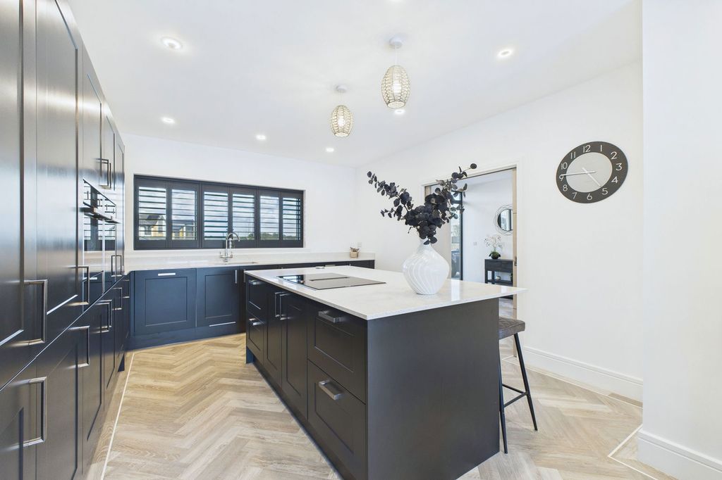 Property photo 2 of 42