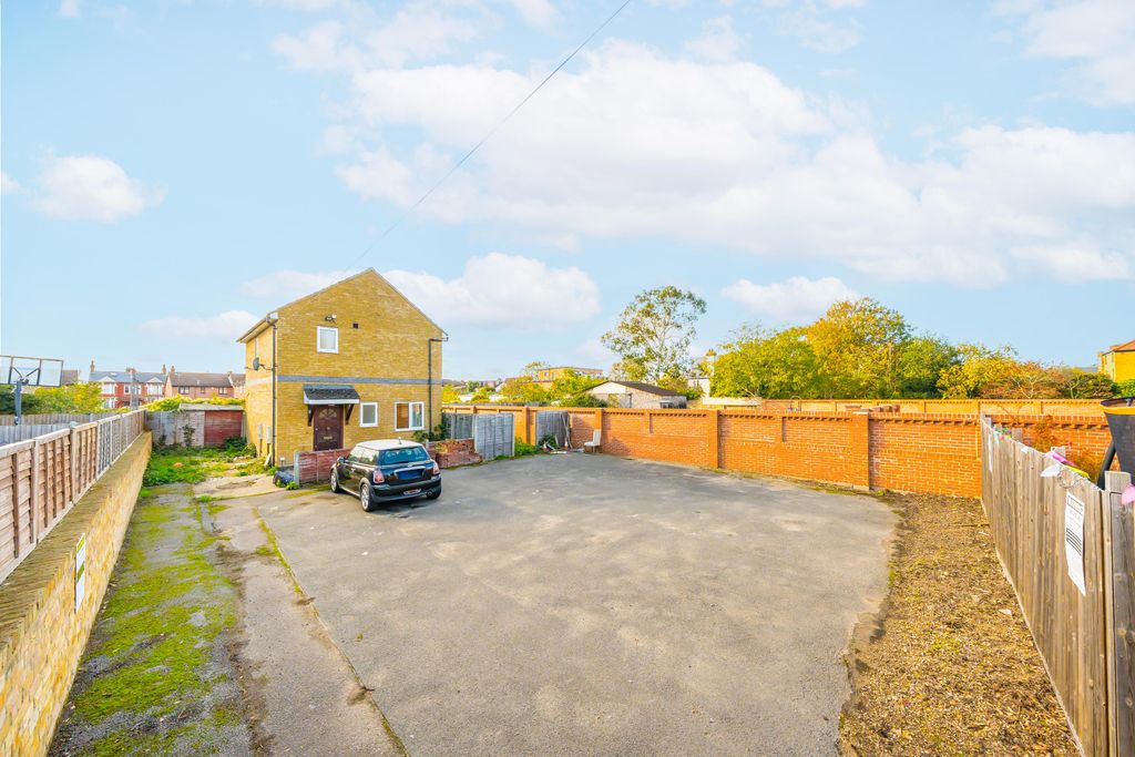 Property photo 2 of 9