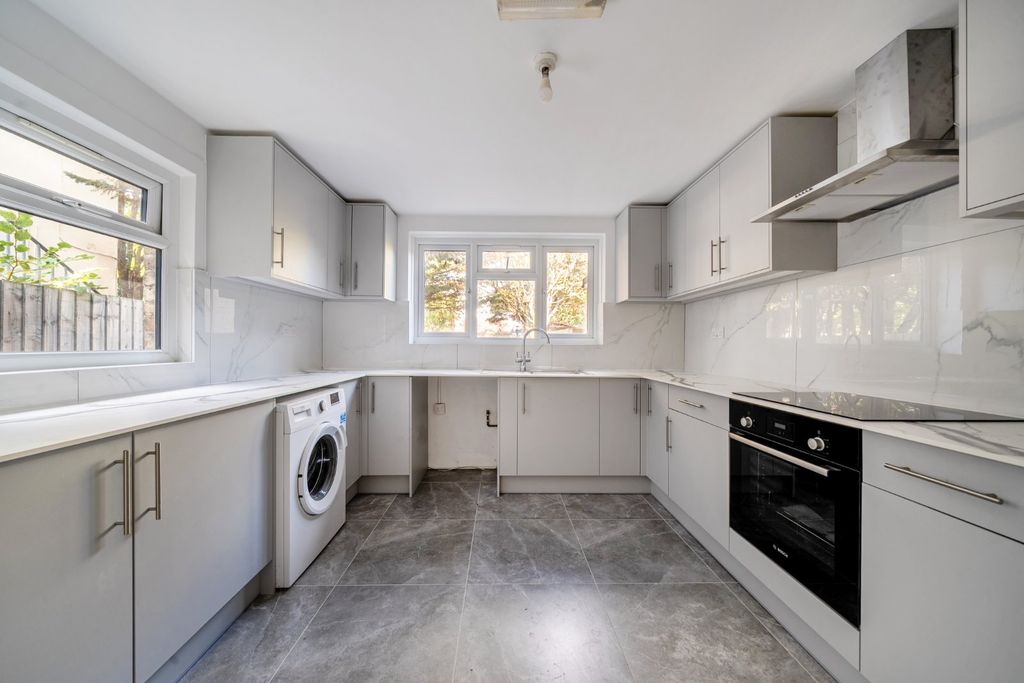 Property photo 2 of 11 Picture No. 27