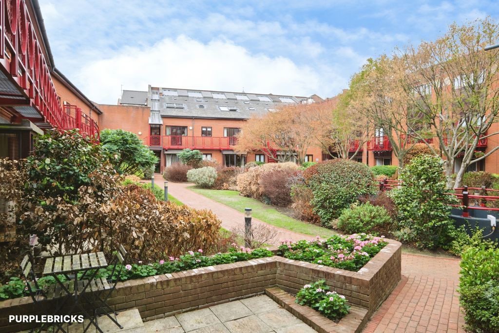Property photo 1 of 24 Communal Gardens
