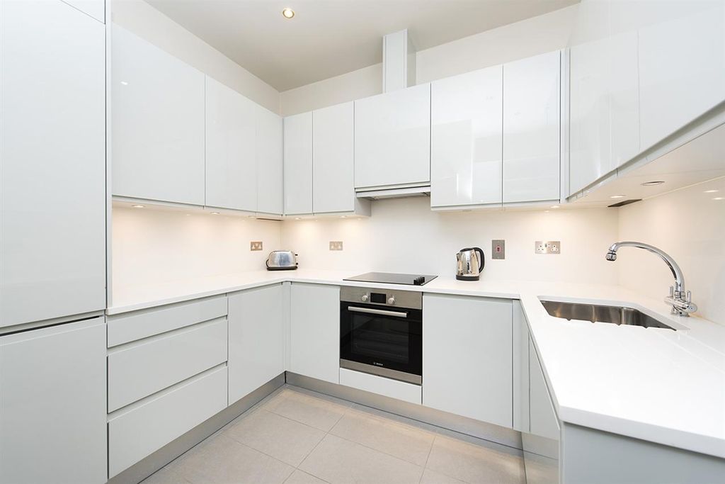 Property photo 3 of 10 Kitchen