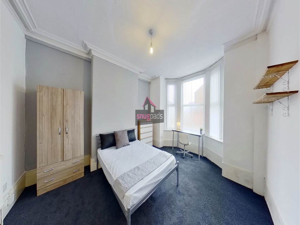 Property photo 3 of 13 Bed 1