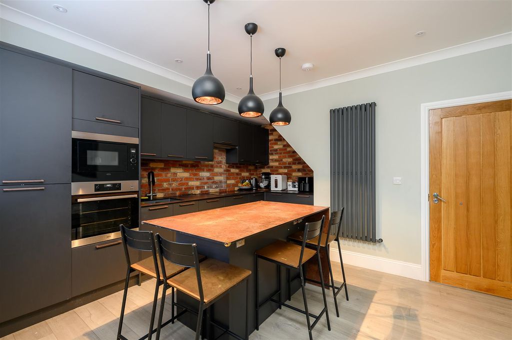 Property photo 2 of 15 Kitchen 1