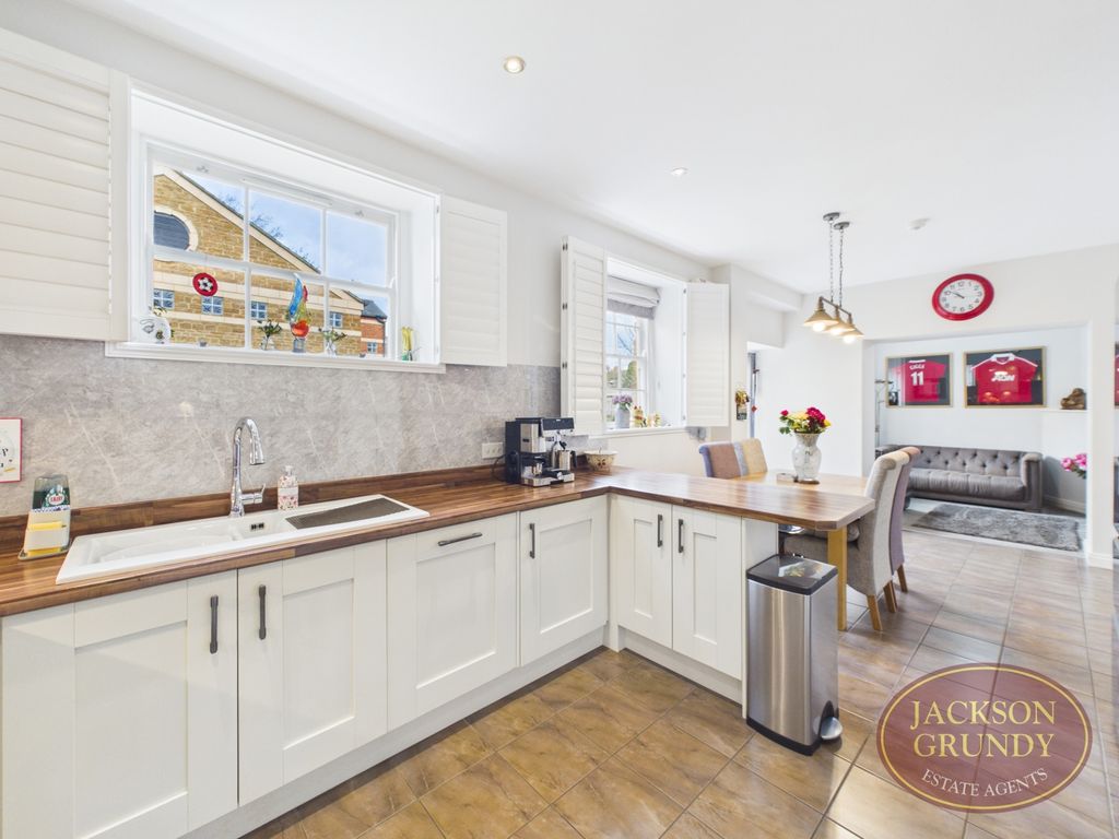 Property photo 2 of 28 Thornton Hall Close