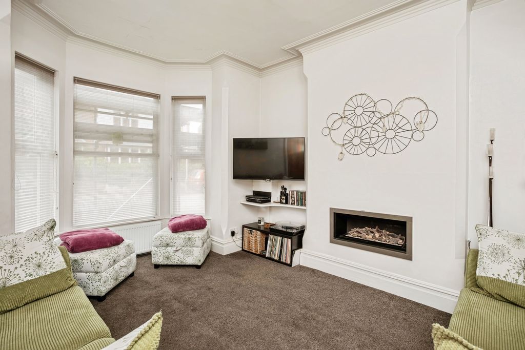 Property photo 3 of 24 Pbox-Img.Jpg