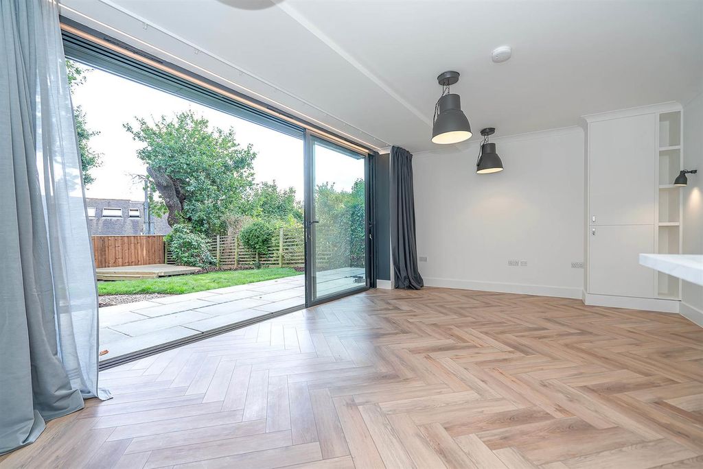 Property photo 1 of 18 Rear Reception A.Jpg