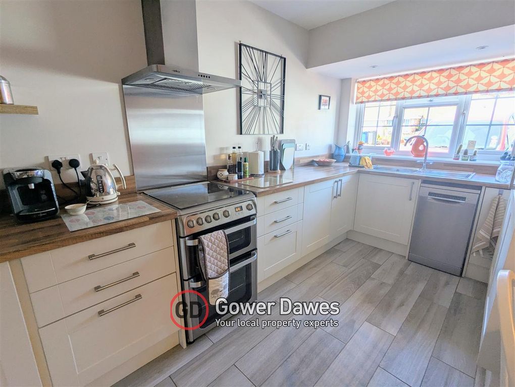 Property photo 2 of 16 Kitchen