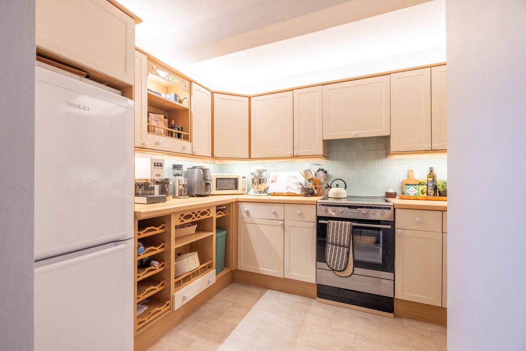 Property photo 3 of 13 7CC (4 Of 12)