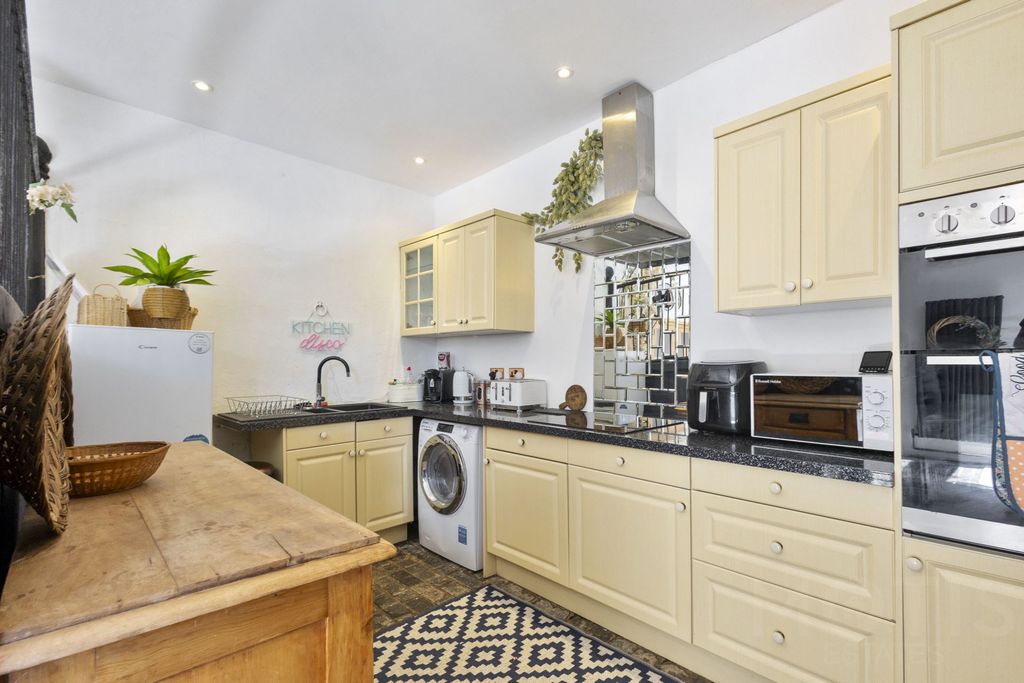 Property photo 3 of 19 Photo 12