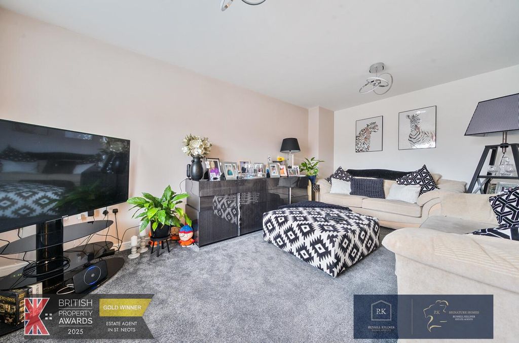 Property photo 3 of 20 Living Room.