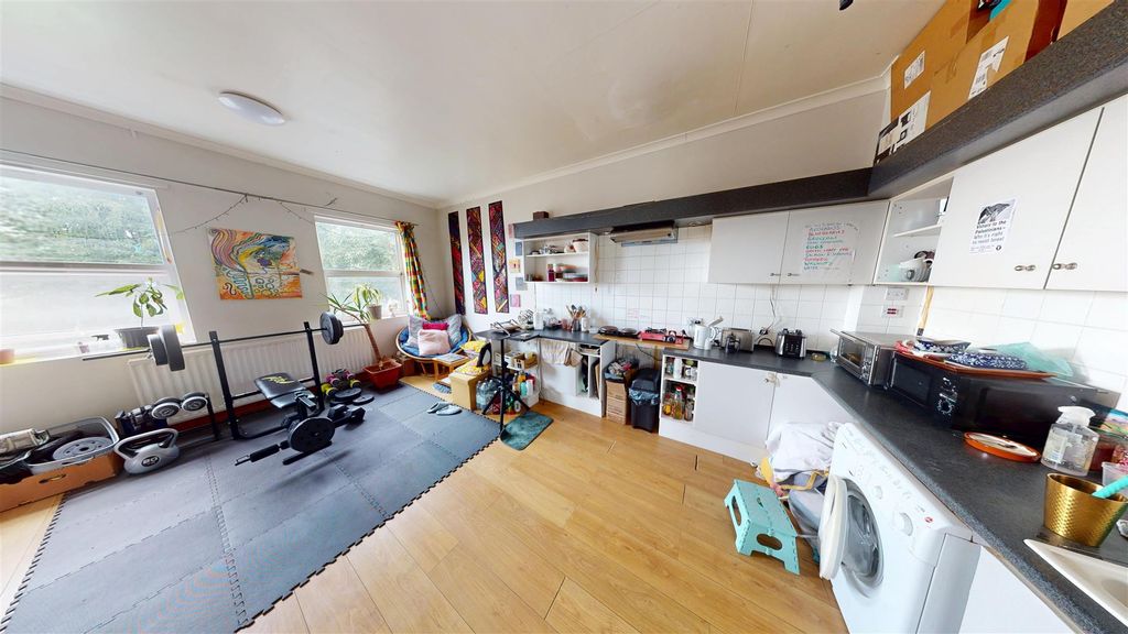 Property photo 3 of 8 Kitchen / Diner