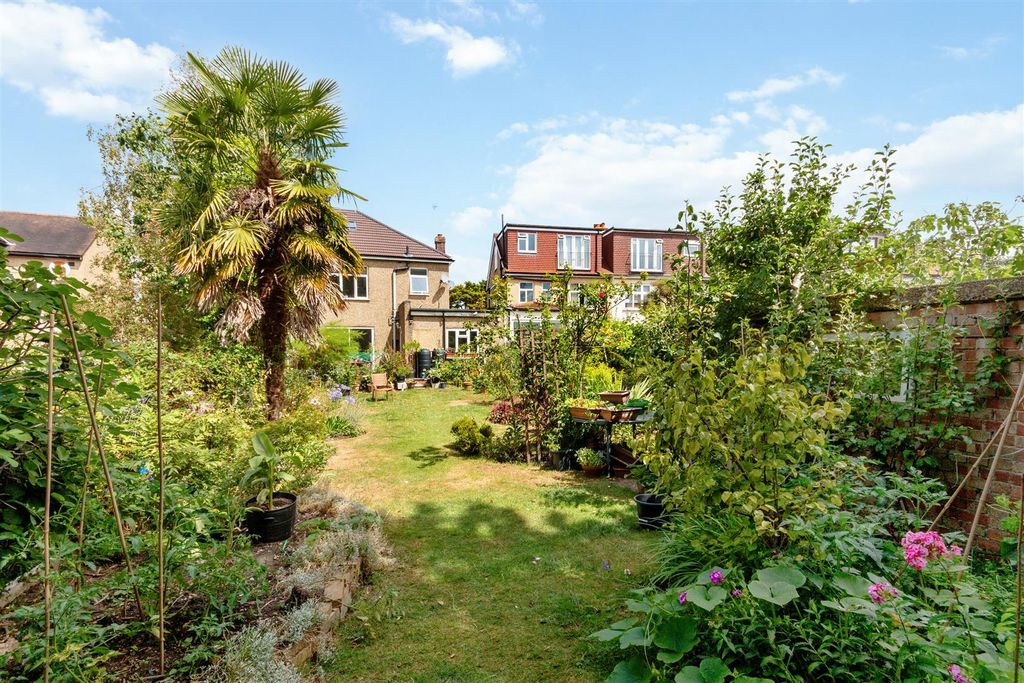 Property photo 2 of 12 Cranleigh Road