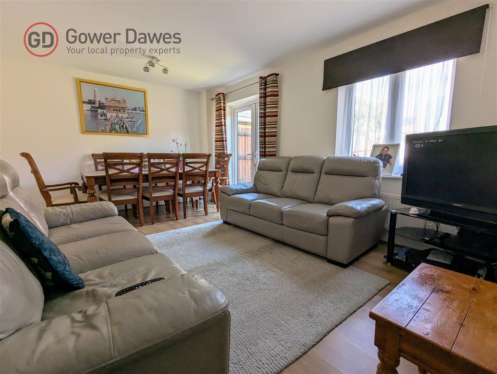 Property photo 3 of 11 Lounge