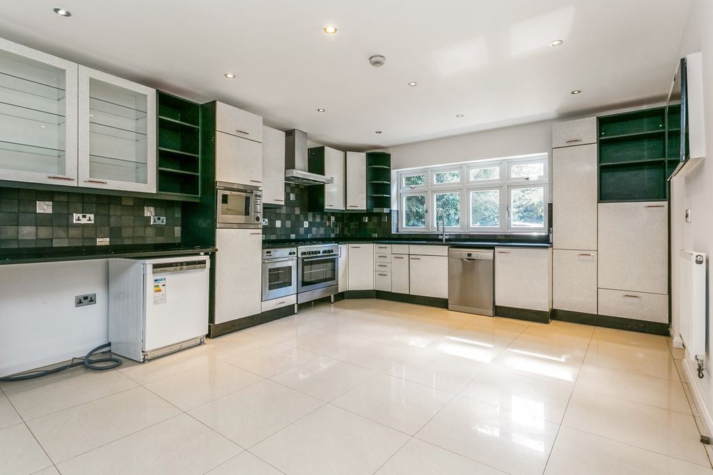 Property photo 3 of 11 Kitchen5