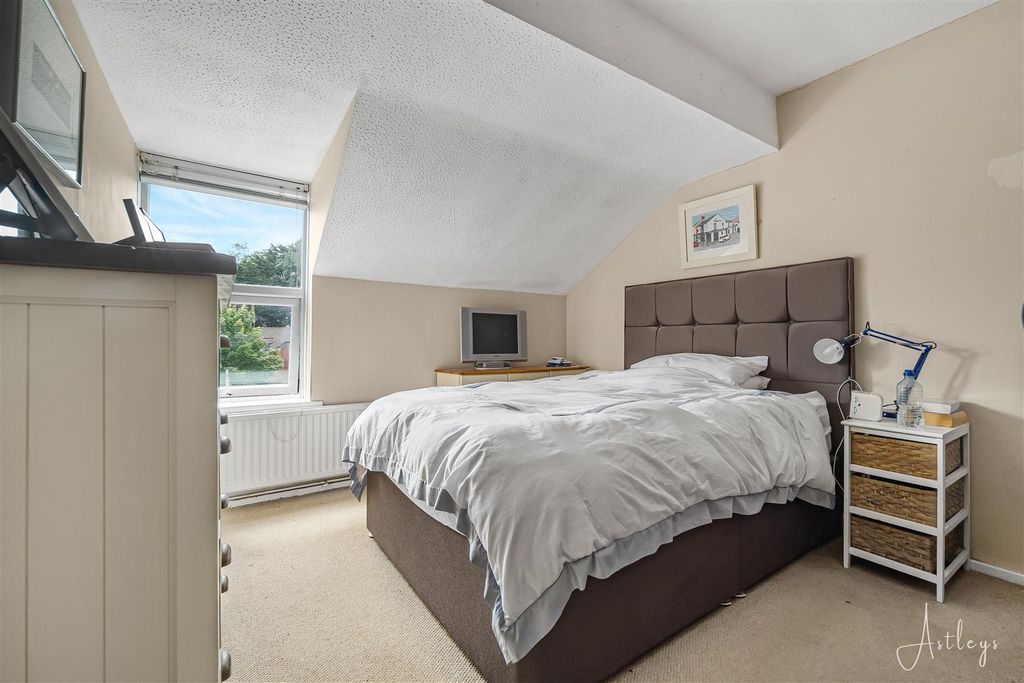 Property photo 2 of 11 Bedroom 1