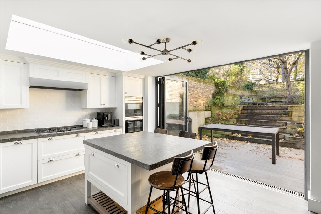 Property photo 2 of 18 Image