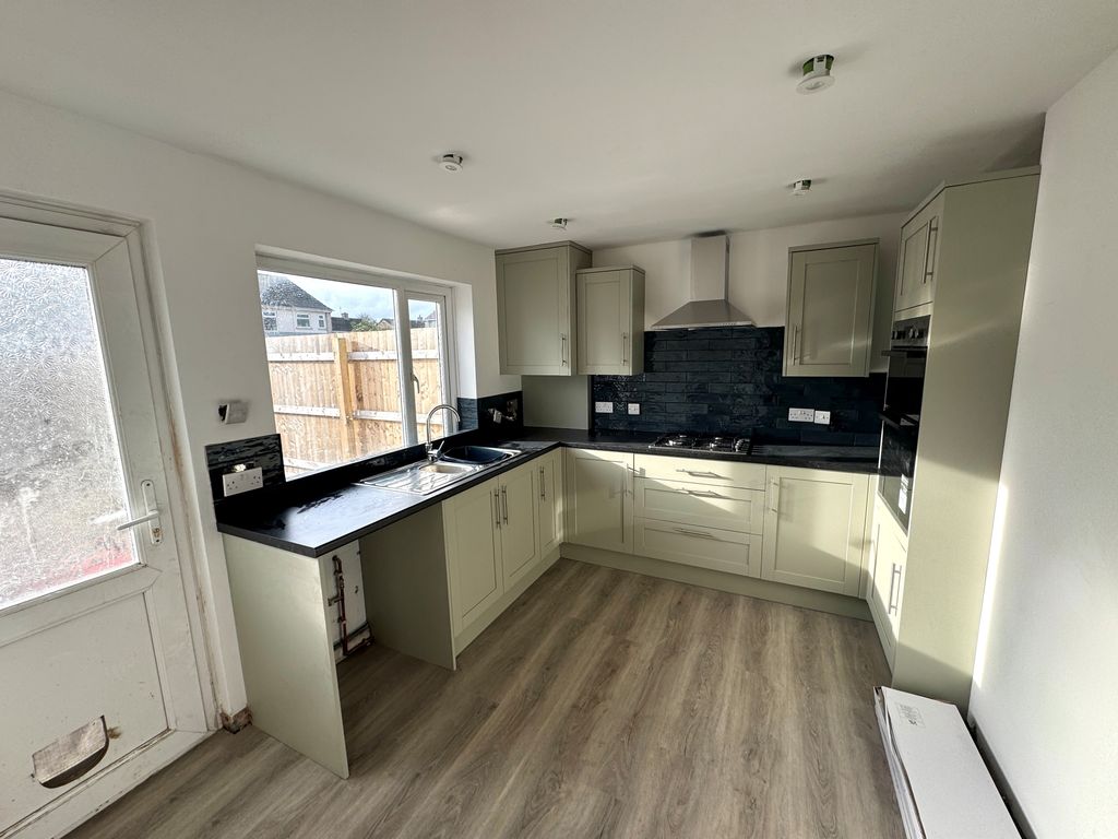 Property photo 2 of 9 Kitchen