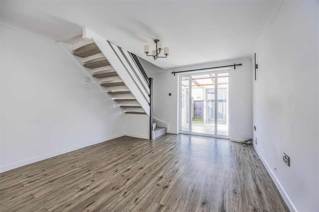 Property photo 3 of 17 23 Cornbrook Grove, Cowplain-Porticomarketing-Sold