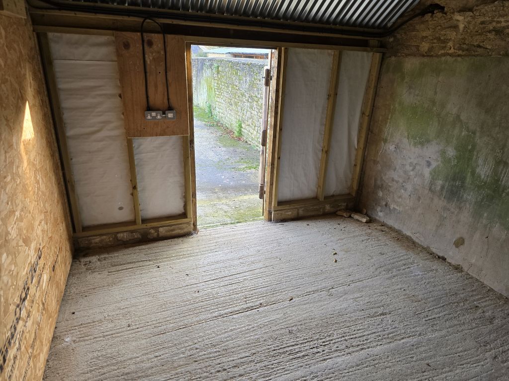 Property photo 3 of 3 F12 B C D Inside 2