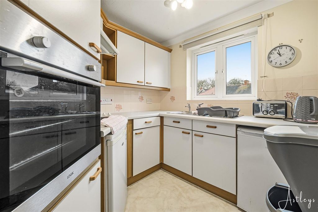 Property photo 3 of 10 Kitchen