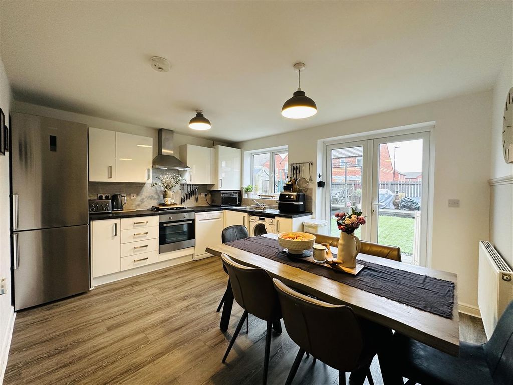 Property photo 3 of 16 Kitchen