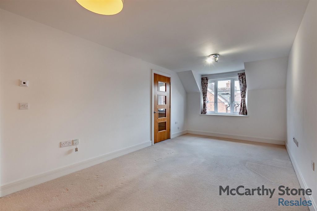 Property photo 2 of 16 8651337-Interior08-800.Jpg