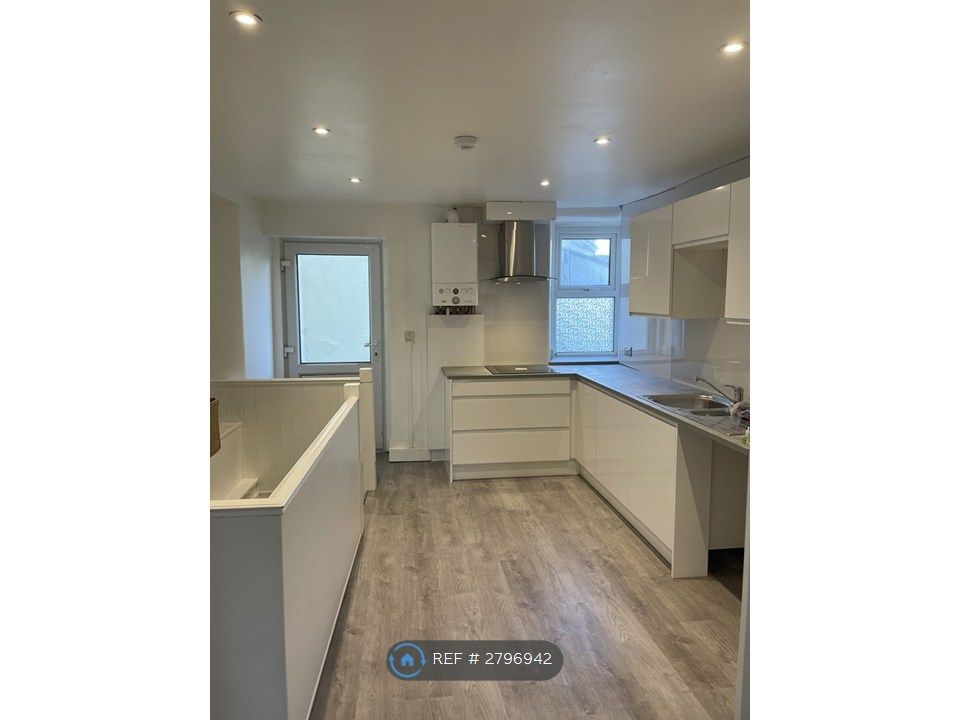 Property photo 1 of 11 Kitchen