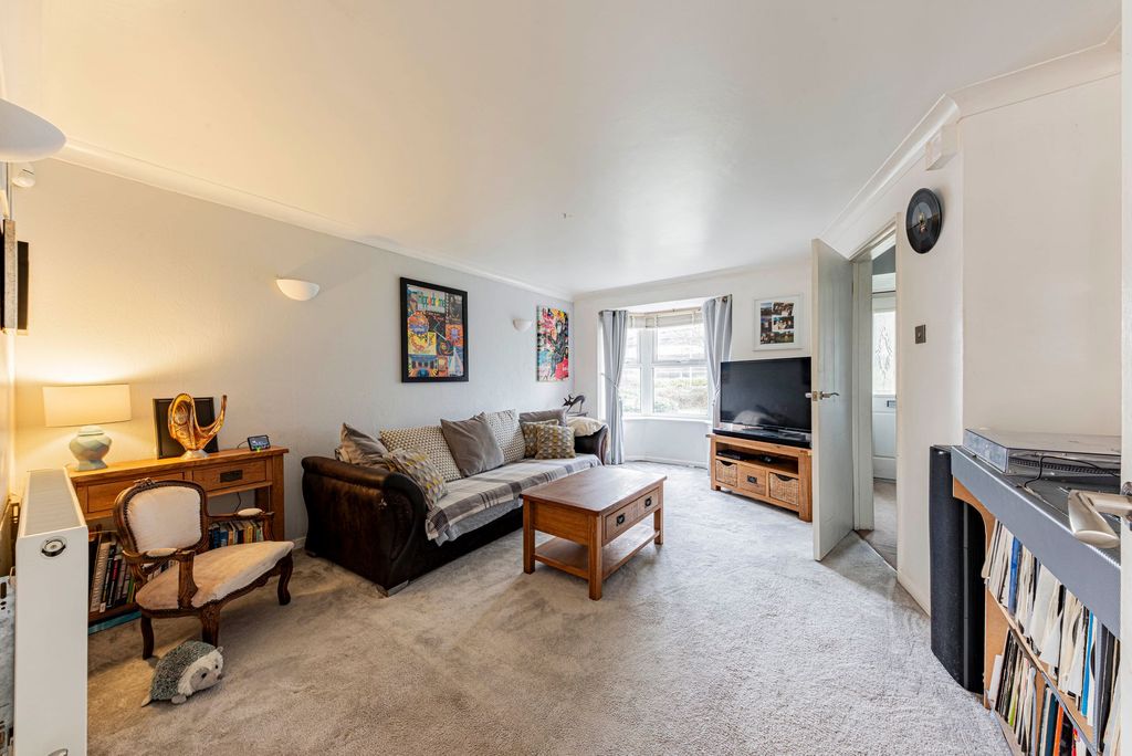 Property photo 2 of 17 Living Room (1)