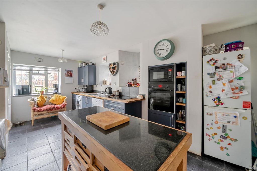 Property photo 3 of 16 Kitchen