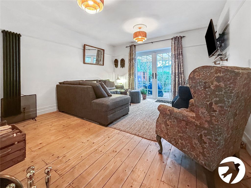 Property photo 2 of 11 Lounge