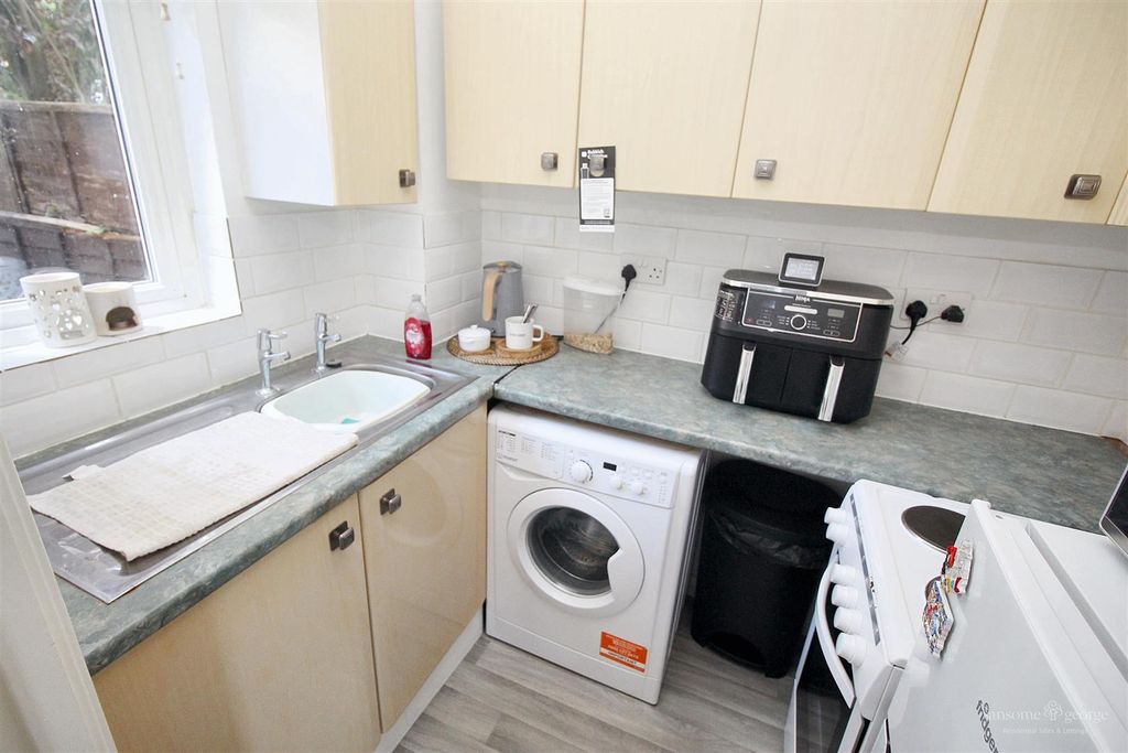 Property photo 2 of 8 Kitchen
