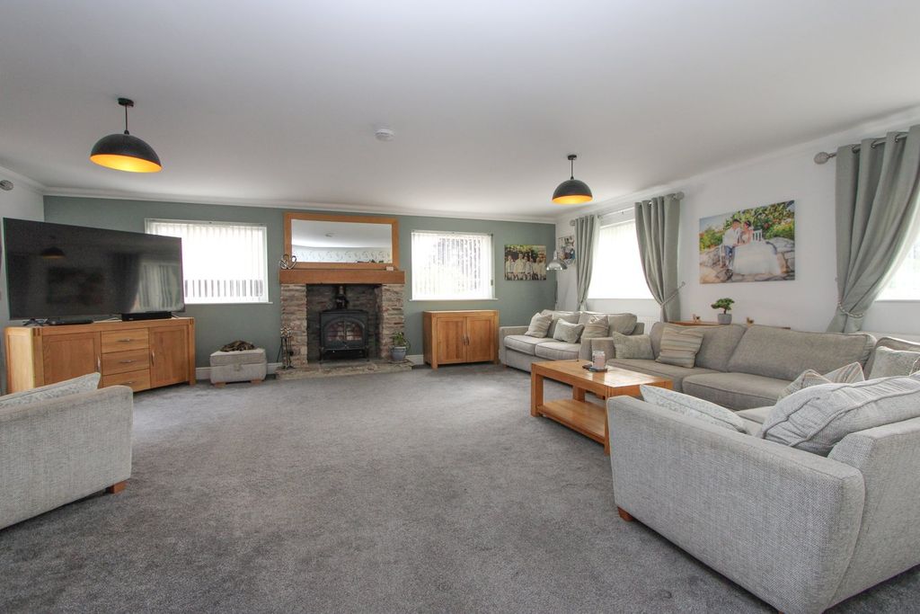 Property photo 2 of 32
