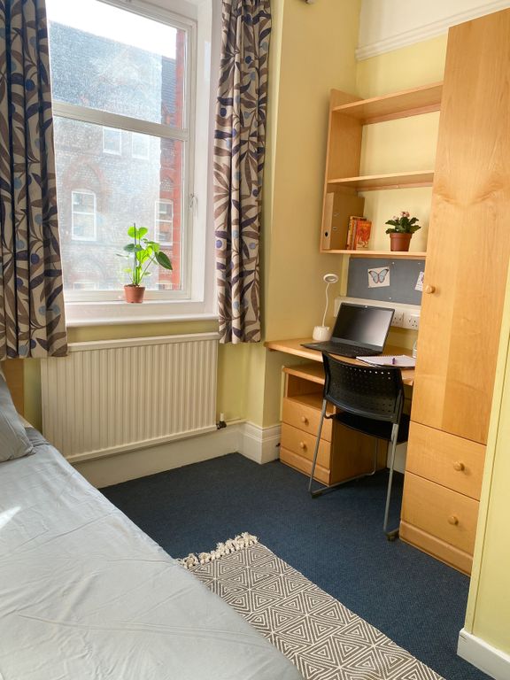 Property photo 3 of 10 A Bright And Tidy Double Bedroom With A Study Area...