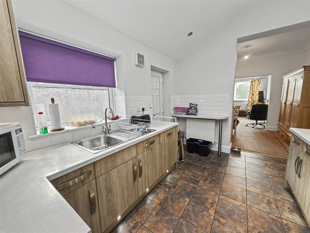 Property photo 3 of 10 Kitchen