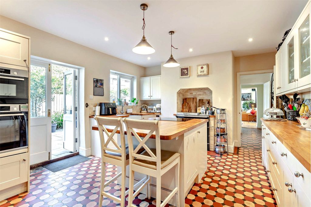 Property photo 3 of 14 Kitchen/Breakfast Rm
