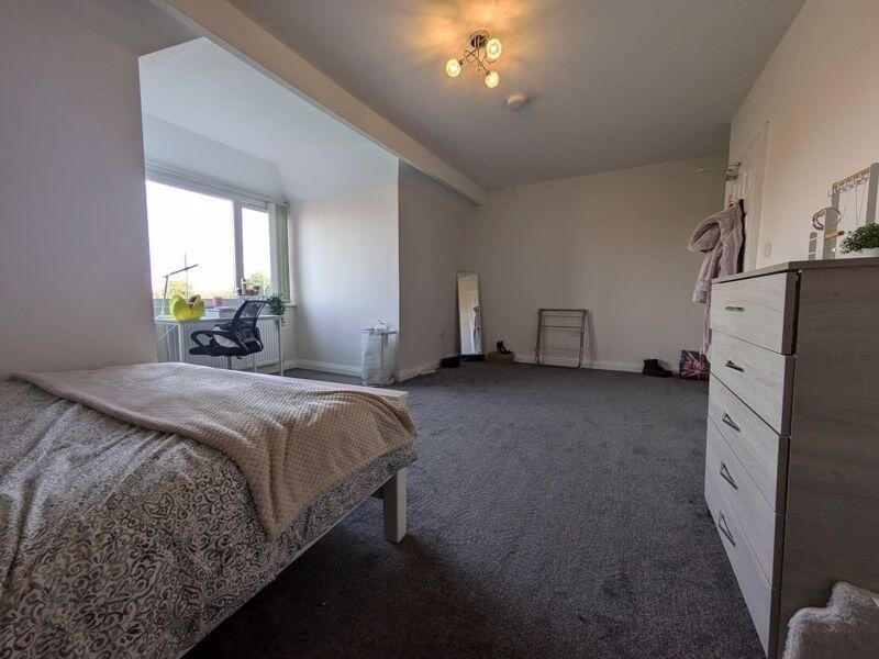 Property photo 3 of 15 Bright, Spacious Bedroom With A Double Bed, Large ...