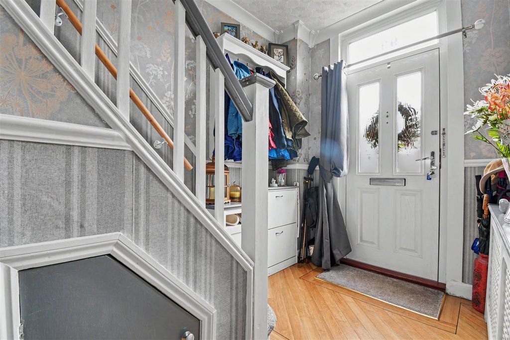 Property photo 3 of 22 Entrance Hallway