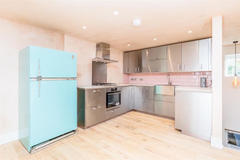 Property photo 3 of 14 Kitchen