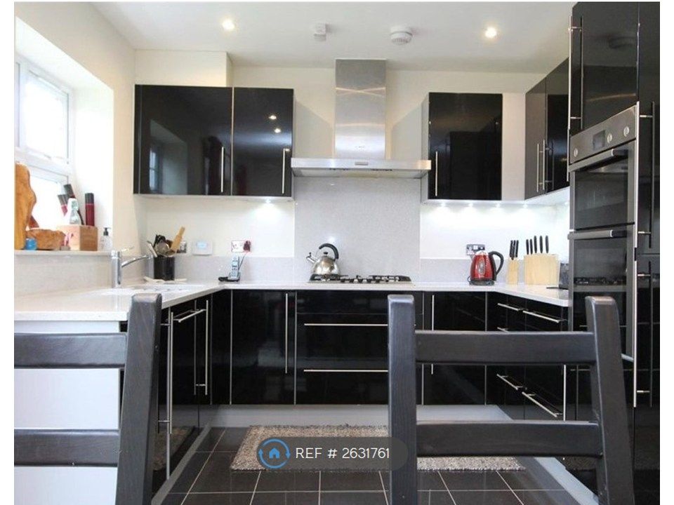 Property photo 2 of 12 Kitchen
