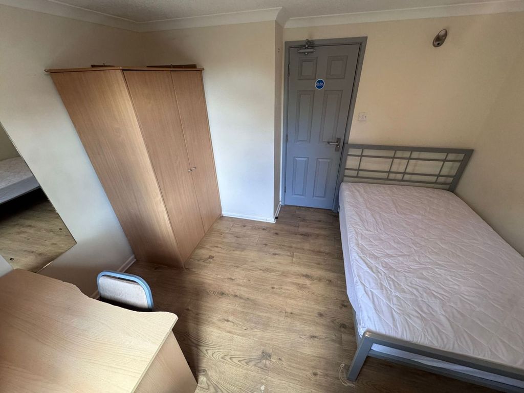 Property photo 1 of 5 Bedroom 3