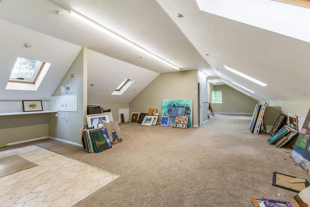 Property photo 3 of 14 109707_Campbell Park Fernhurst Road (33)_Low.Jpg
