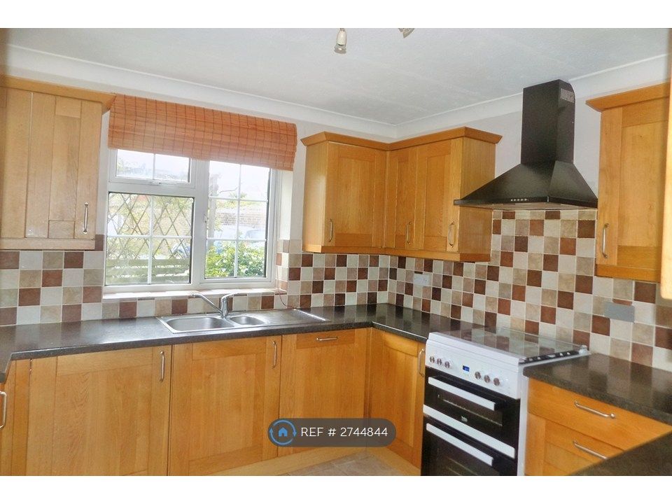 Property photo 3 of 8 Kitchen