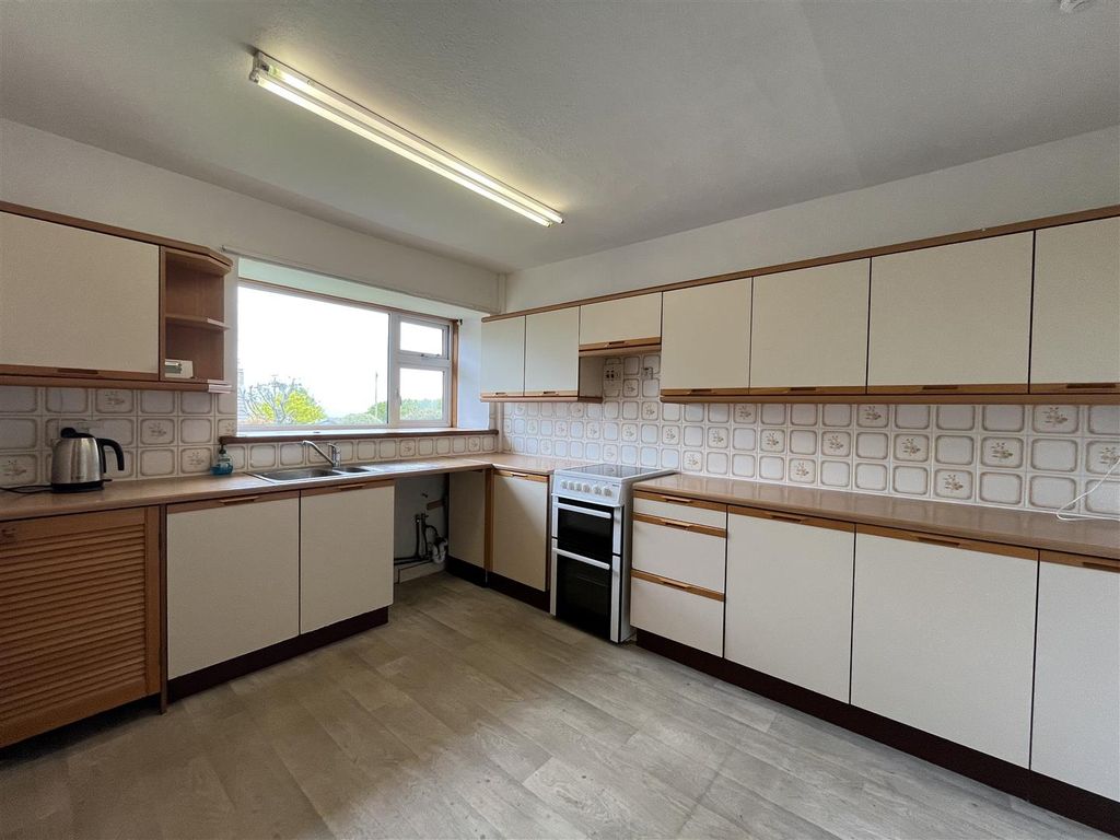 Property photo 3 of 18 Kitchen