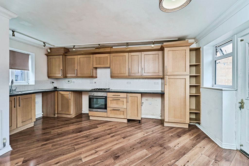 Property photo 3 of 17 Kitchen