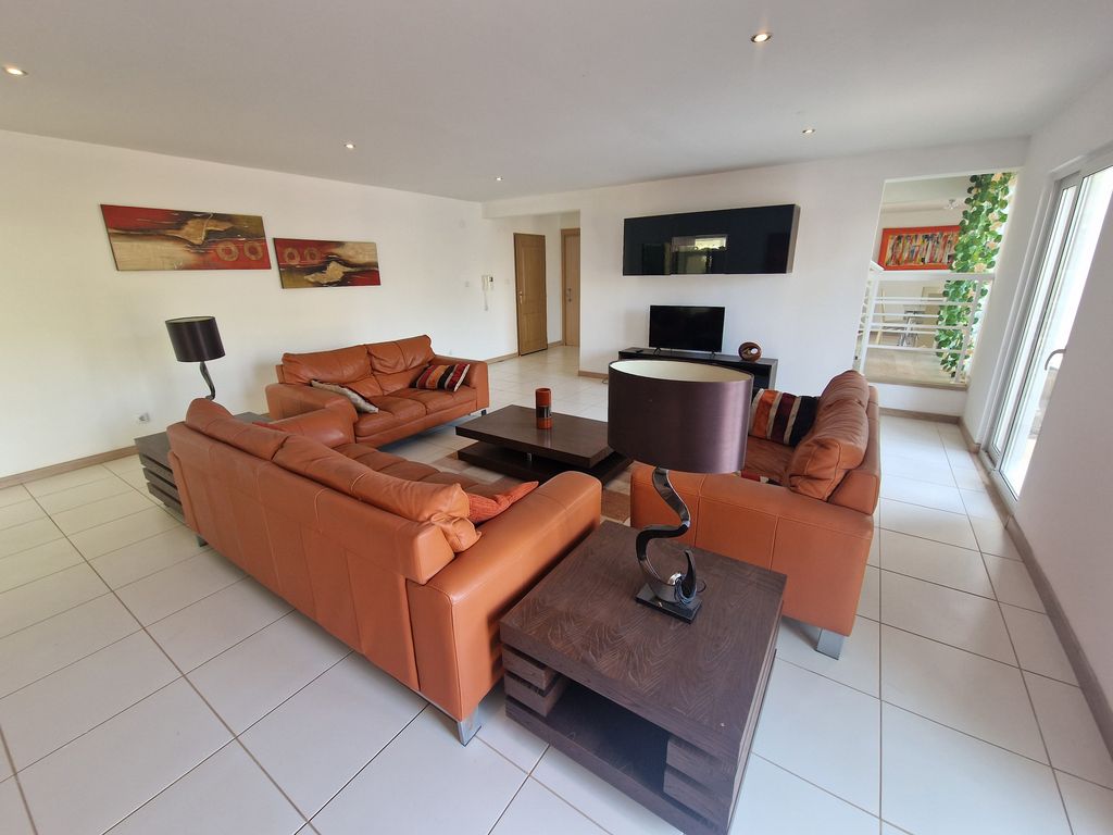 Property photo 3 of 19 Livingroom: Superb 4 Bedroom Villa With Private Pool