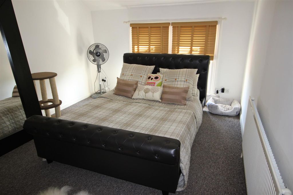 Property photo 1 of 6 Bedroom 1.Jpg