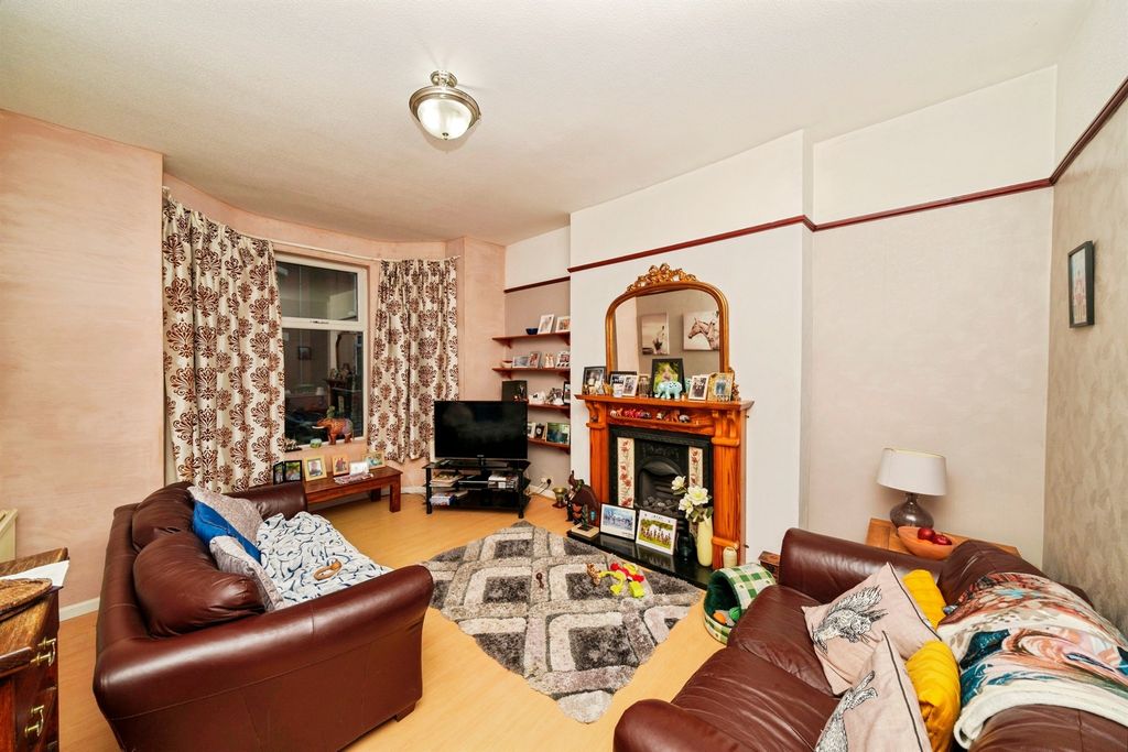 Property photo 2 of 18