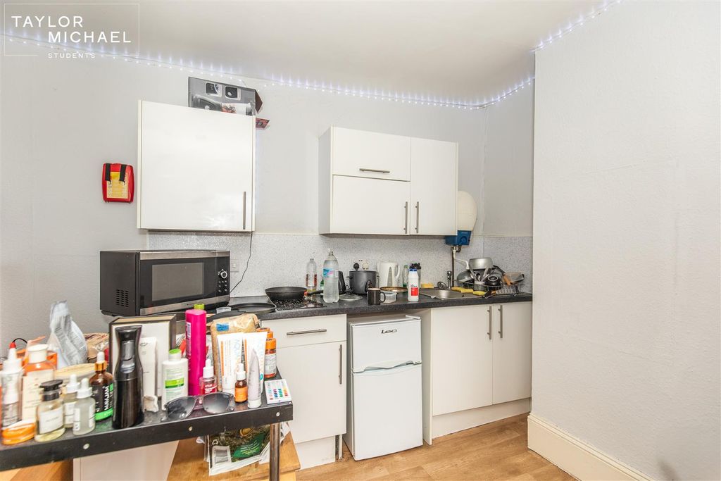 Property photo 2 of 7 Kitchen