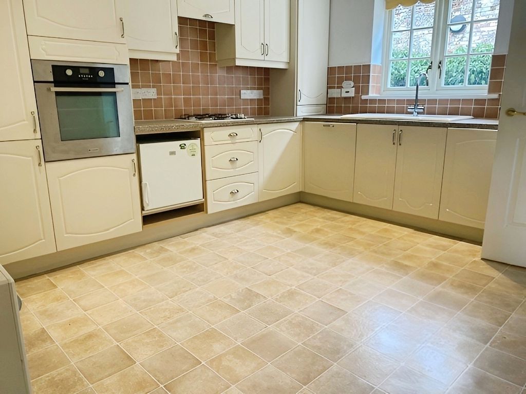 Property photo 2 of 10 Kitchen